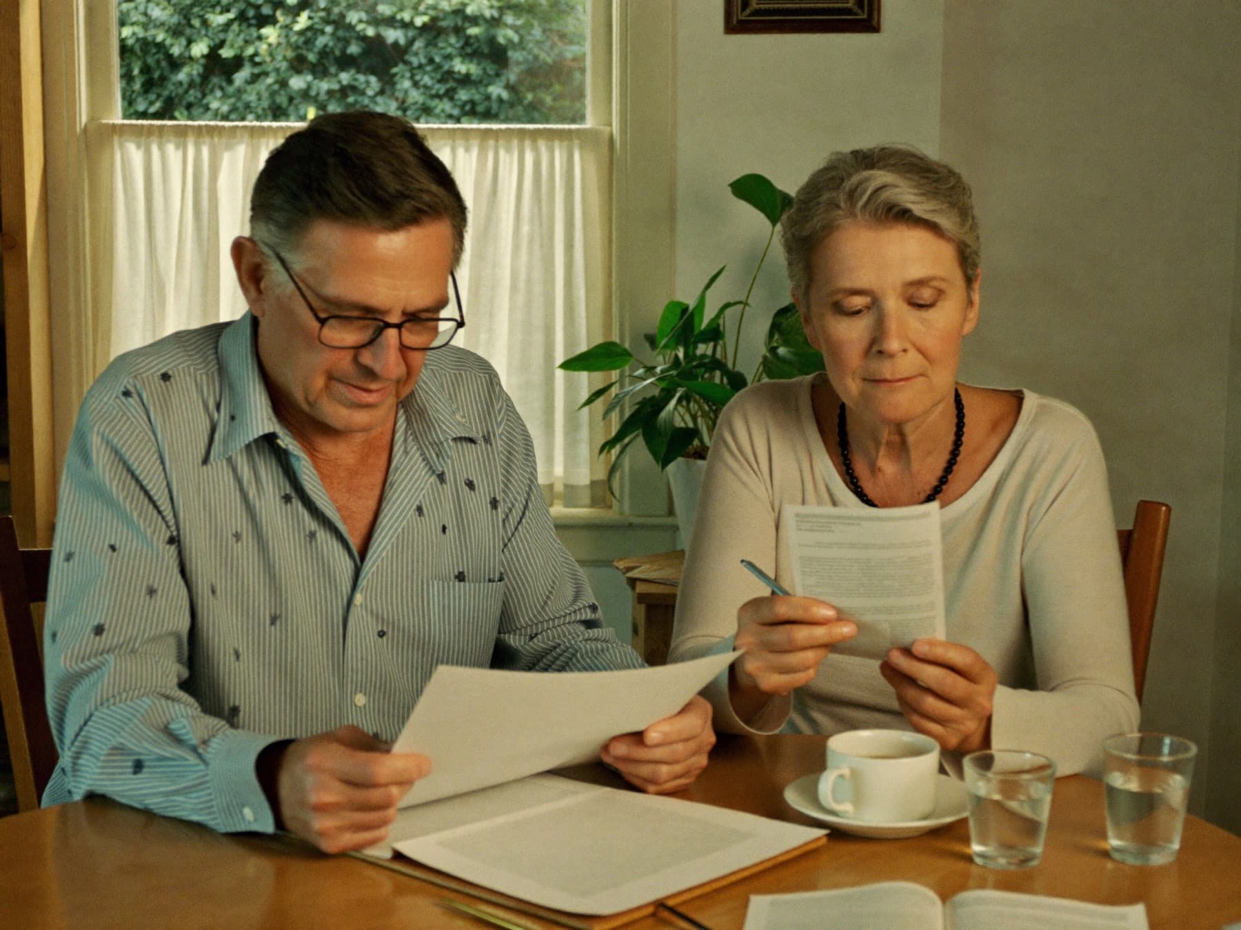 Pareja revisando sus documentos de ahorro en casa