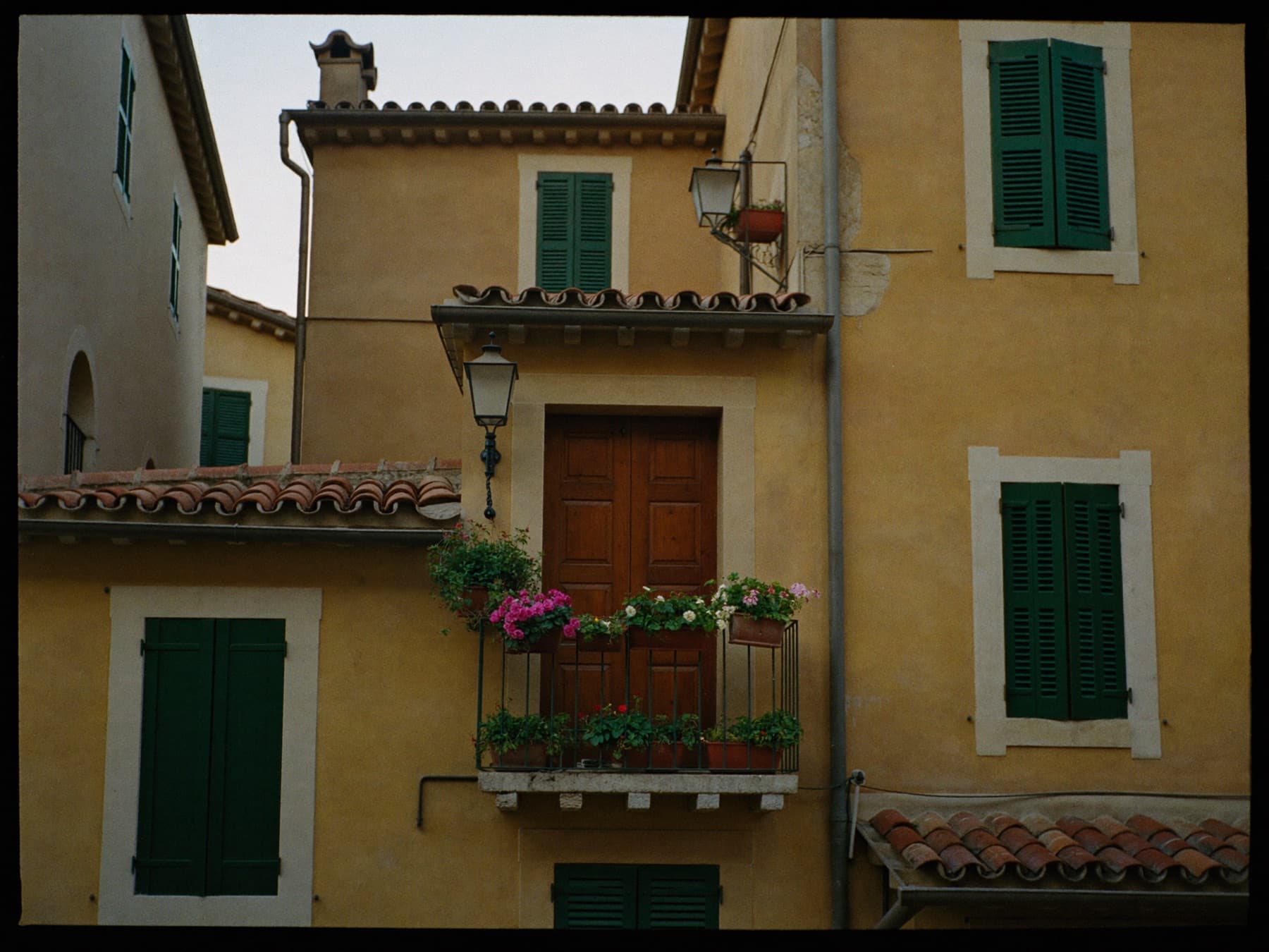 Fachada de casas tradicionales castellanas
