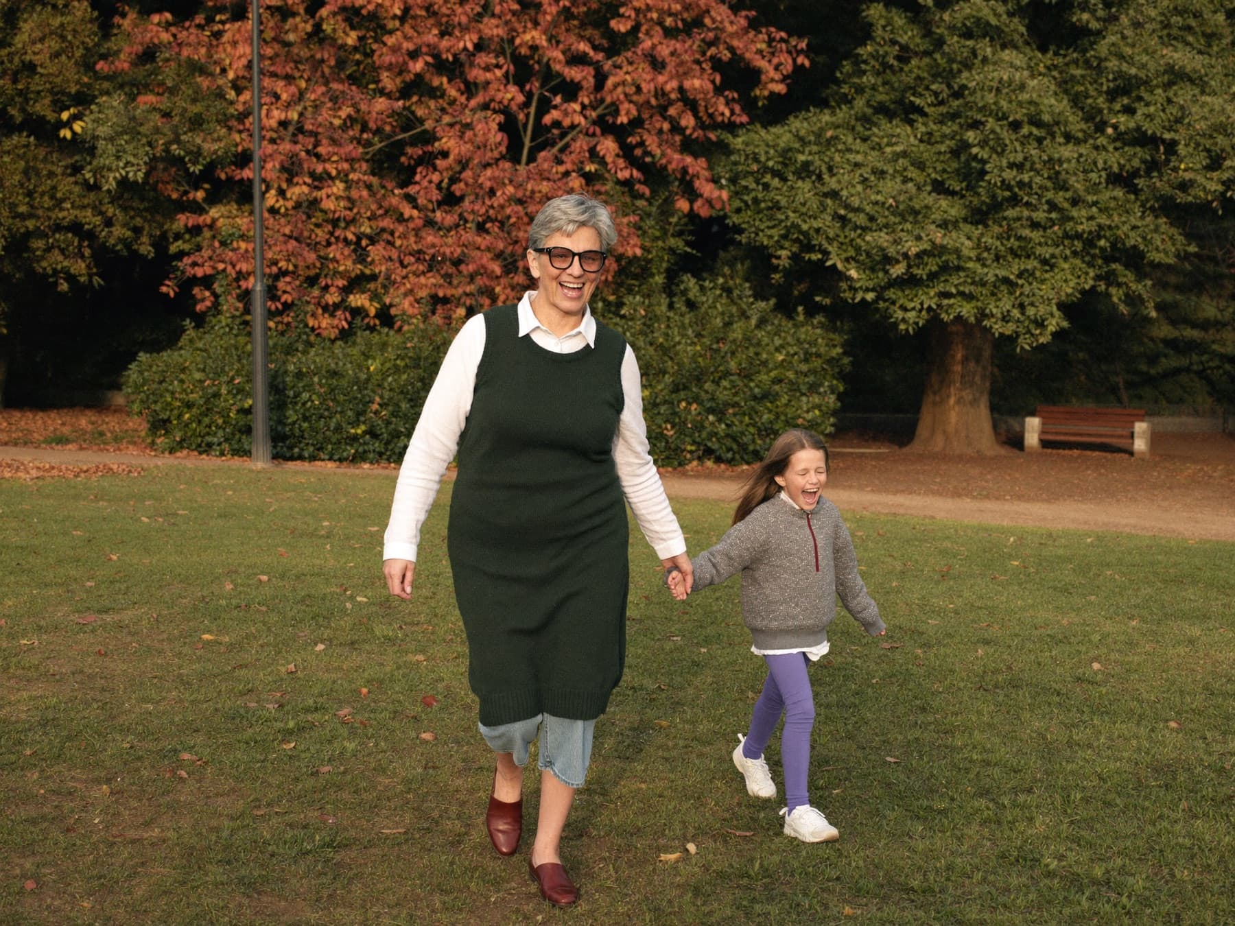 Abuela y nieta paseando por un parque